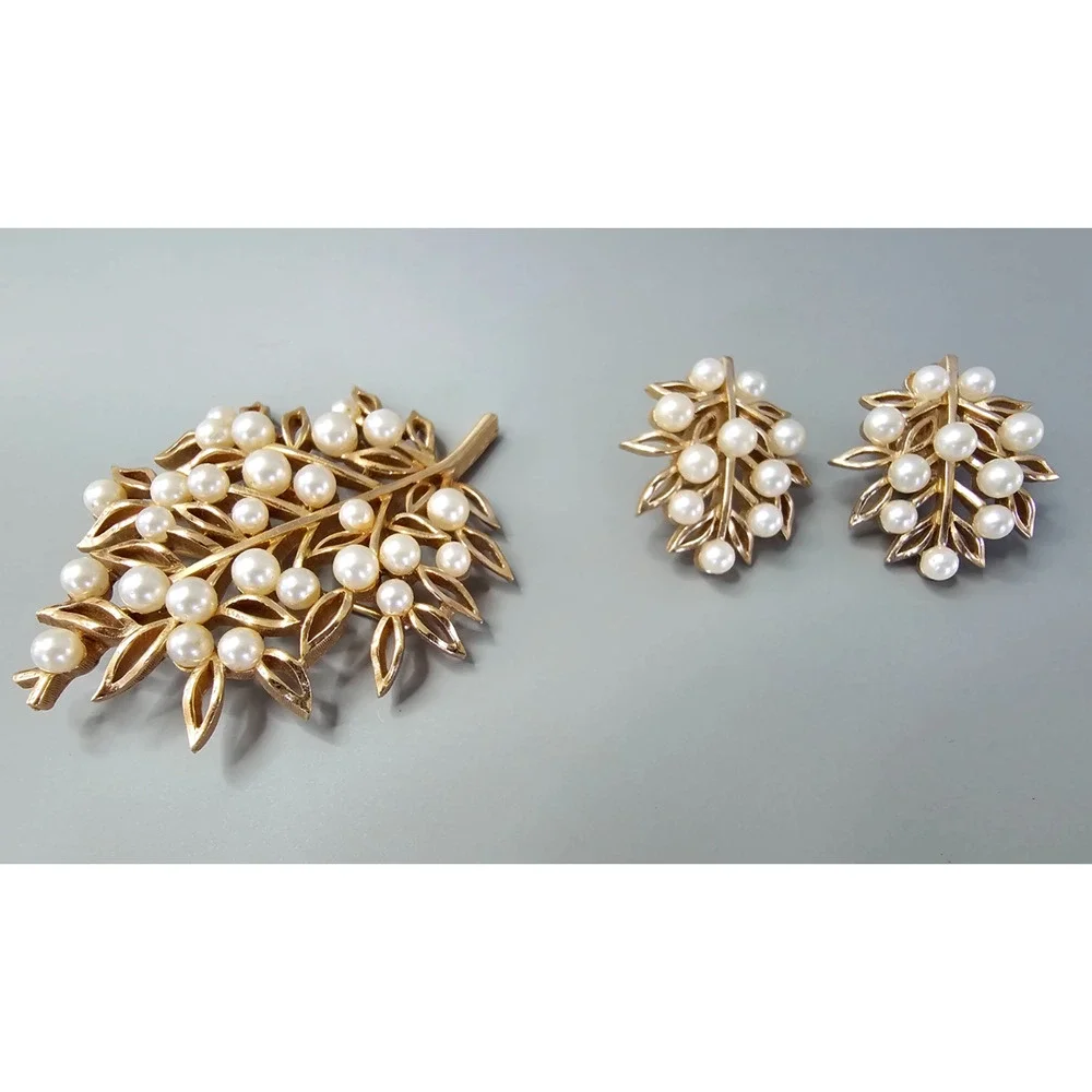 Crown Trifari Vtg Faux Pearl Rose Gold Leaf Brooch Clip Earrings Set 1960s